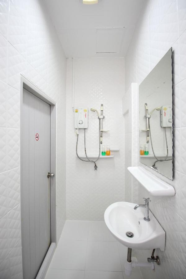 Oyo 435 Frame Residence Phuket Luaran gambar